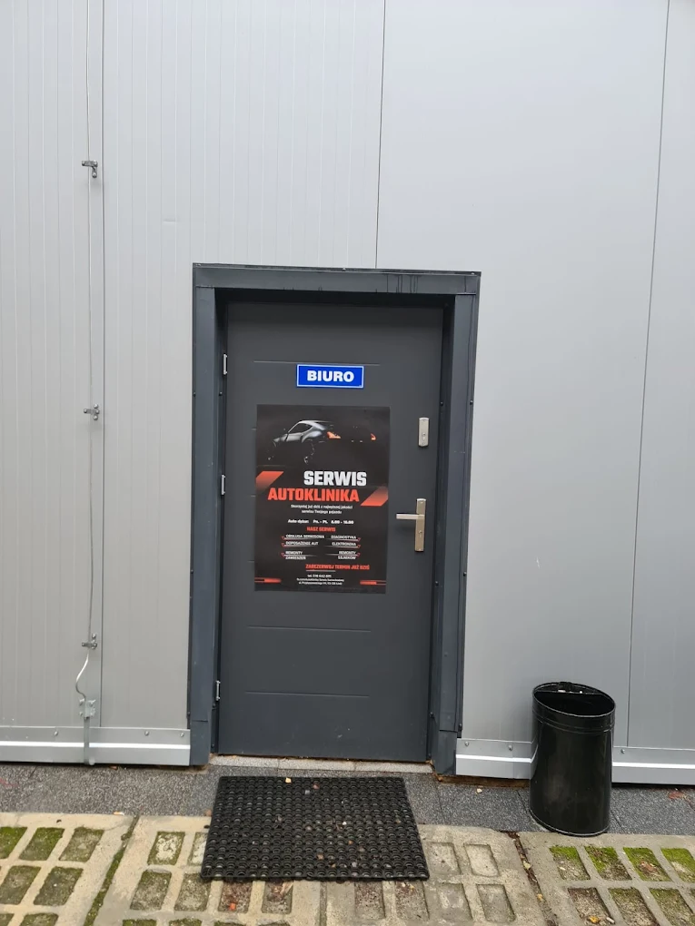 Wejście do biura AutoKlinika Łódź przy ulicy Przybyszewskiego – drzwi z oznaczeniem biura serwisu