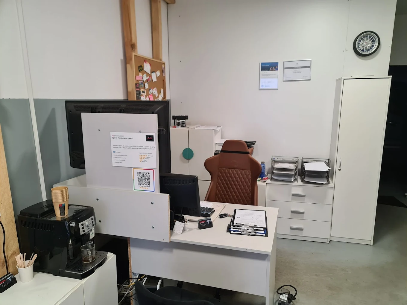 Stanowisko obsługi klienta w AutoKlinika Łódź – biuro, dokumentacja i miejsce przyjęć